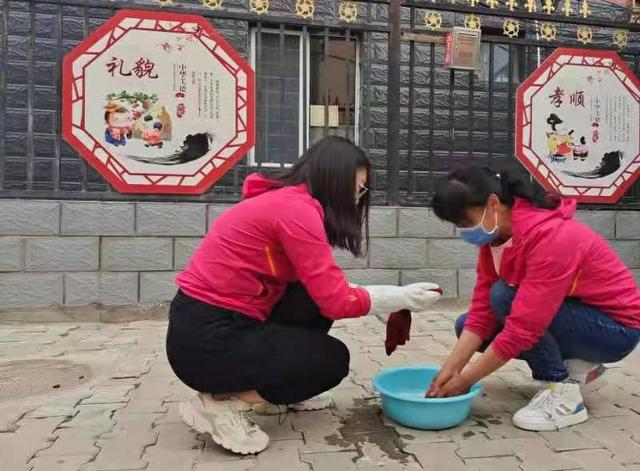 新城区第二幼儿园党支部开展清理整顿园内卫生义务劳动