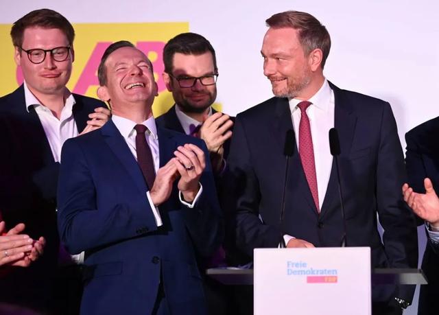 不直接选总理，那德国大选到底是选啥？舒尔茨开心到跳脚，默克尔为啥慌得不行？