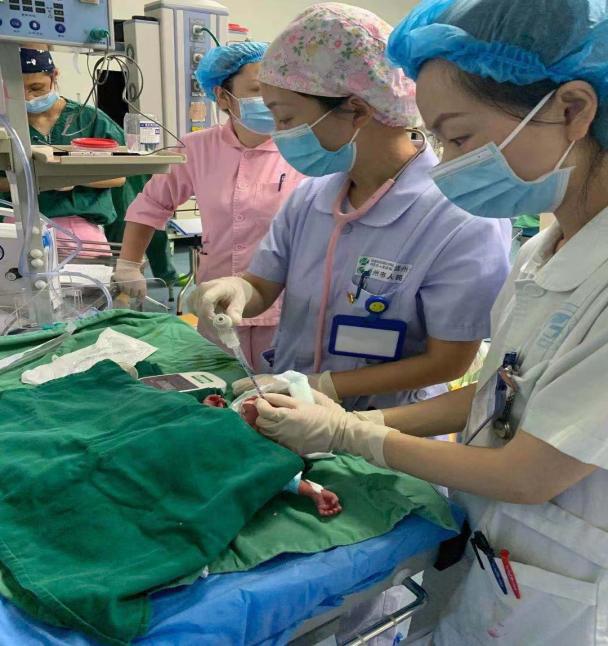 体重最低时仅910克！崇州“巴掌宝宝”闯关75天后，如今快5斤啦