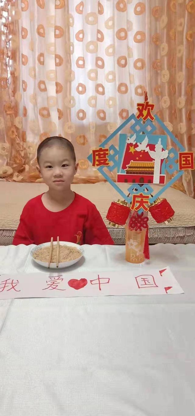 四川彭山：迎国庆 幼儿园小朋友集体吃面共祝祖国好