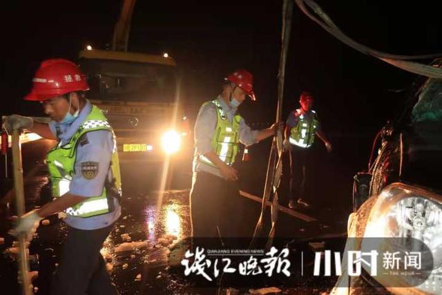 货车爆胎侧翻，八百斤梭子蟹洒落浙江这条高速