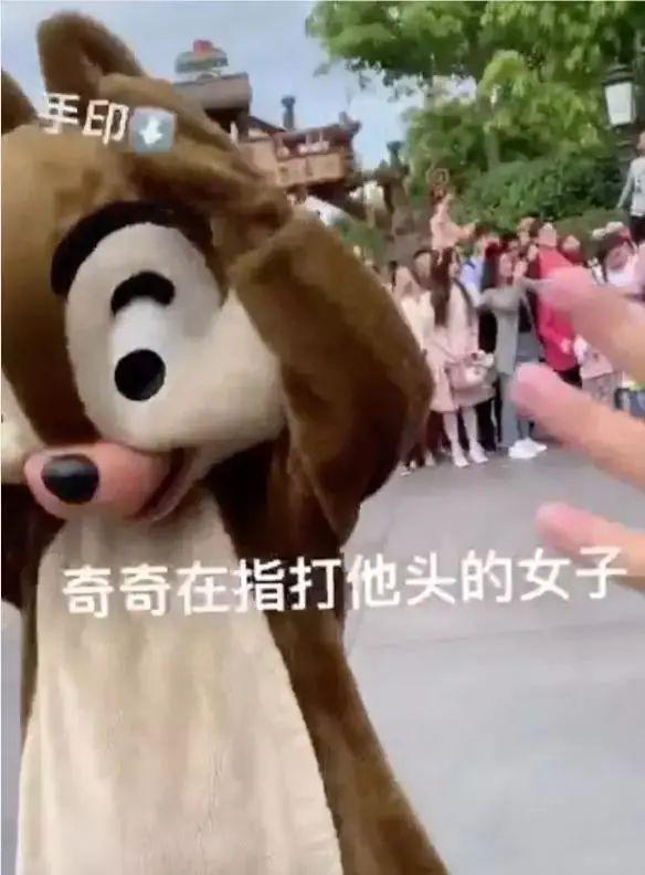迪士尼连连看(上海迪士尼人偶又被打了！网友：这回真的被打哭了