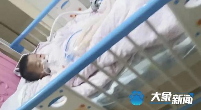被爸爸举高高摔进ICU的男婴，已下三次病危通知书！医生：希望不大了
