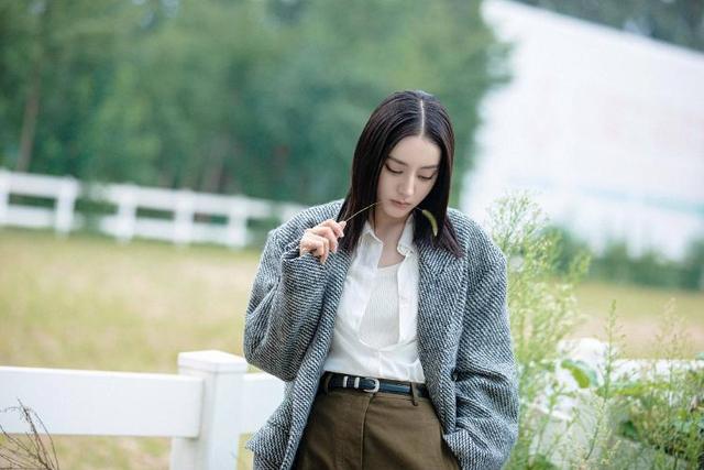 迪丽热巴侧脸照图片_迪丽热巴侧脸照图片黑白