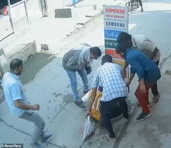 印度母亲抱9个月婴儿玩手机 一脚踩空跌入窨井