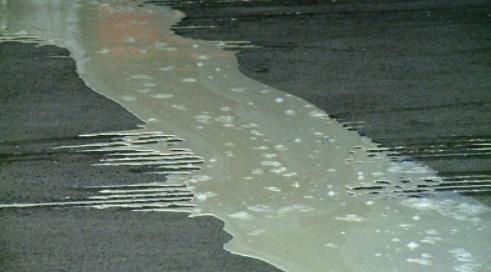 澳大利亚两千升奶油泄漏流满公路 货车司机去向不明