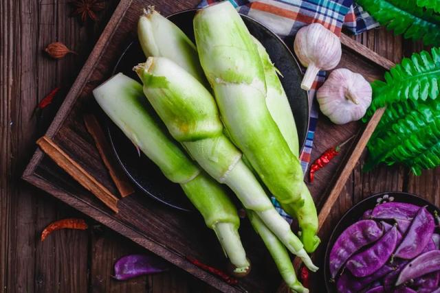 长得像笋却不是笋的茭白，这样吃能清热生津、利尿除湿