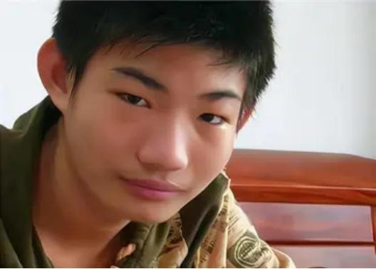 8岁没下地走过路，冷了烧家具取暖，父母的溺爱让孩子23岁饿死在家里