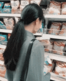 性感美女的动态图片：感觉当发型师也挺美的！