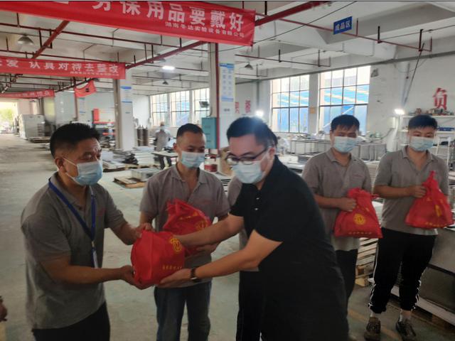 我为群众办实事 关爱送真情 盛夏送清凉