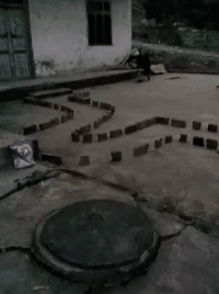 搞笑的动图GIF：这个手相不怎么好，定有牢狱之灾！