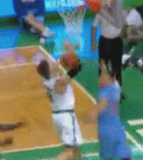 图看NBA五大爆笑瞬间：邓肯大风车“暴扣”，阿泰防守扒对手球裤