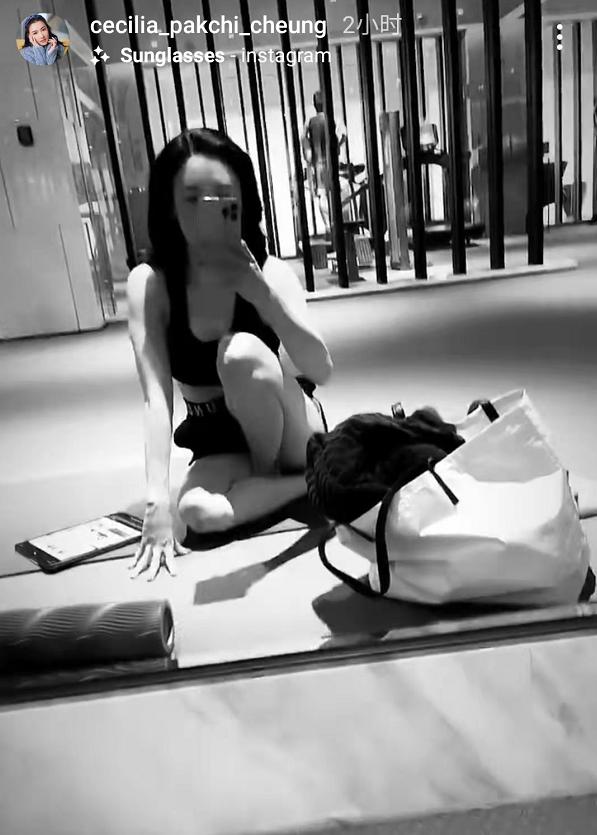 张柏芝健身豪宅抢镜，镜子曝光神秘男子全貌，身材壮硕疑似男友