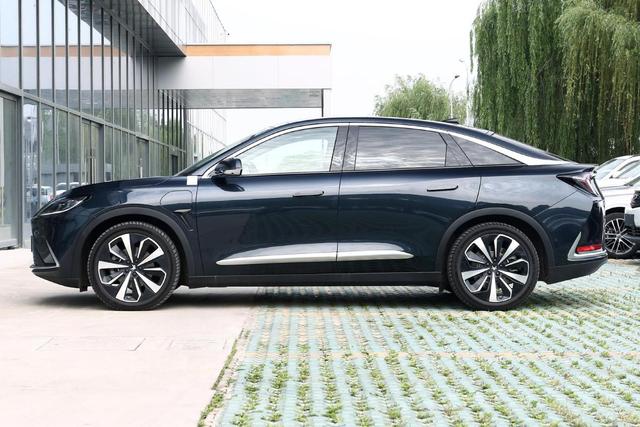 入门版续航525公里+7.7秒破百，25.19万起，极狐阿尔法S如何？