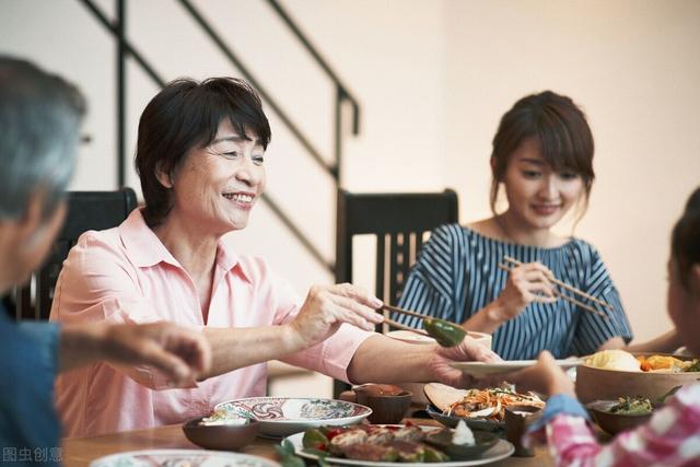 晚餐经常吃太饱，对健康不利，可能会带来这6个后果，引起重视