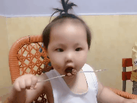 爆笑GIF趣图：听到老婆一声吼，一下碎了两瓶酒！