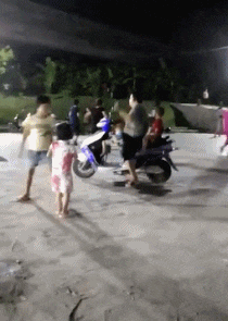 搞笑的动图GIF：一天卖多少钱无所谓，主要是气质不能输！
