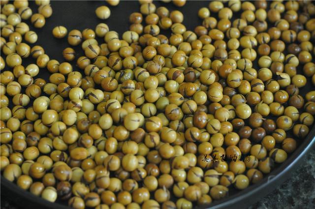 用花生和黄豆，做一道滋补小点心，蒸一蒸揉一揉，当早餐也特香