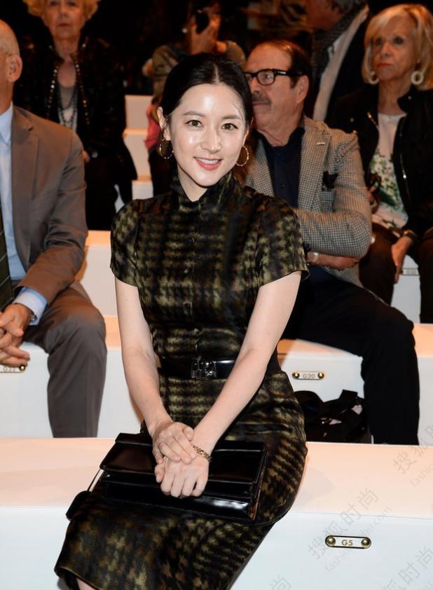 李英爱越老越惊艳,穿旗袍去看秀自带贵妇气质,看不出要奔五了  第2张