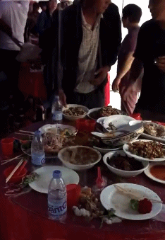 搞笑的动态图GIF：羞涩的眼神，难言心中的喜悦