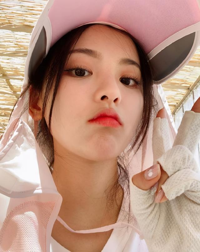 杨超越遭质疑:杨超越与何洛洛亲密互动被质疑谈恋爱，怒怼：说什么屁话，很离谱