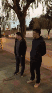 美女经典GIF动图：是什么让几个男子驻足观看