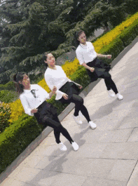 又黄又色动态图美女，这小舌头皮的很