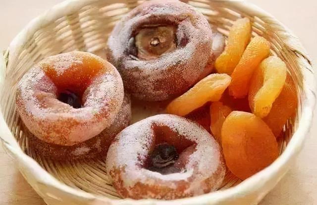 老话常说：“一个柿子十副药”，说的是什么意思？医生来告诉你