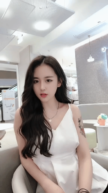 另类美女GIF动态图：妹子的动作那是很熟练的！