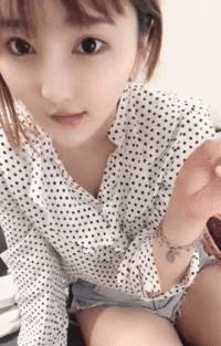 邪恶美女的动态图GIF：小哥哥，点赞跟你走！