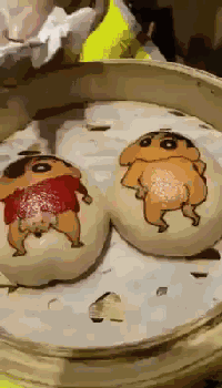 搞笑GIF动态图：谁也不能动我的水饺，瞅一下还在不在！