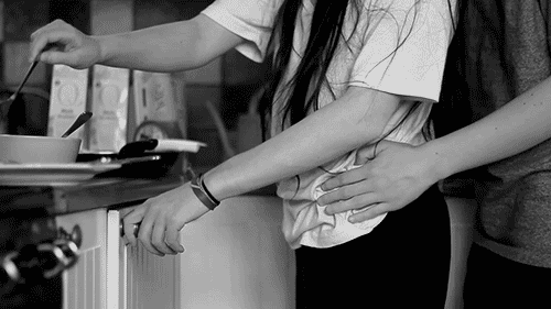 内涵的美女GIF图：虐狗！