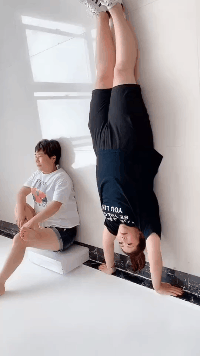 爆笑的GIF趣图：想要吃霸王餐，先把屁股翘起来！