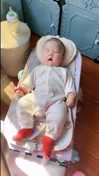 搞笑动态图：疫情当前，如何安全地卖馒头？
