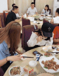 爆笑动图GIF图：发现了一个偷吃的神人，我该怎么做！