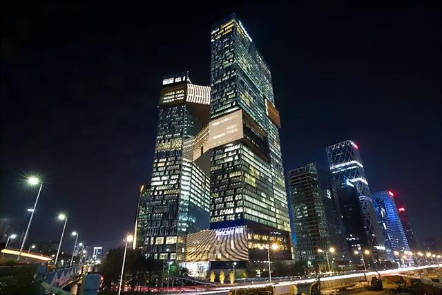 腾讯市值蒸发了2万多亿，马化腾却不紧张，早就套现了近3百亿