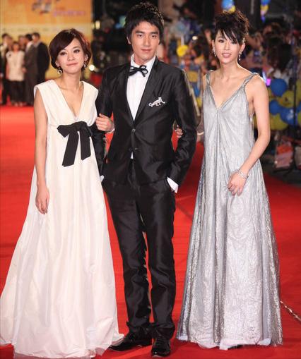 在综艺《康熙来了》的主持人小s和蔡康永的再三逼问下,赵又廷和张钧甯