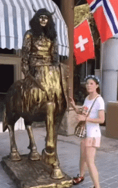 搞笑的动图图片：我都给你按摩了，放我出去玩会儿！