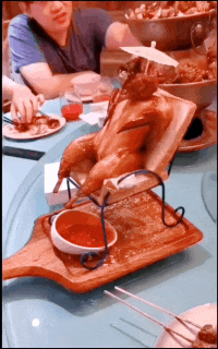 搞笑GIF动态图：谁也不能动我的水饺，瞅一下还在不在！