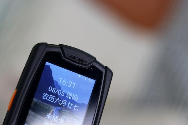 功能機？還能聊微信刷抖音！不怕摔不怕水的AGM M7有點猛