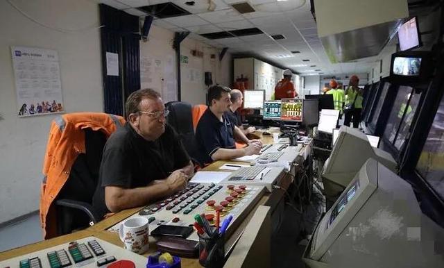 塞尔维亚工资翻一倍，三大中国企业功不可没，总统带美女庆祝开业