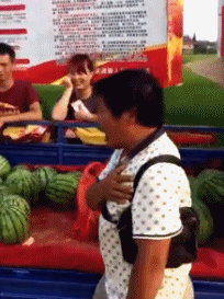 搞笑的动态图GIF：羞涩的眼神，难言心中的喜悦