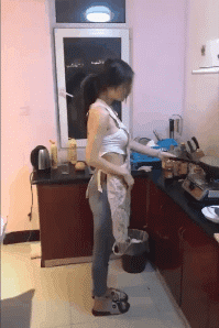 性感美女的内涵动态图片GIF：说实话，我真担心她俩蹦出来