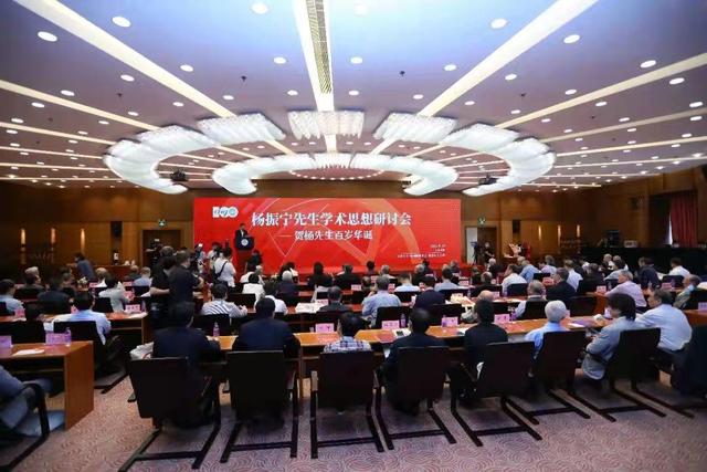 杨振宁百岁华诞，被妻子搀扶出镜，细节透露他很依赖翁帆