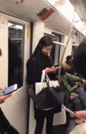好看内涵的美女GIF动图：这应该是在和自己喜欢的人聊天吧