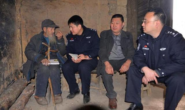 领导走访发现邱少云真人照片惊动军委，专家看后质疑：真假难辨