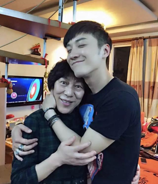乔任梁父母首谈儿子去世经历，妈妈哭到晕倒，费时一年找清幽墓地