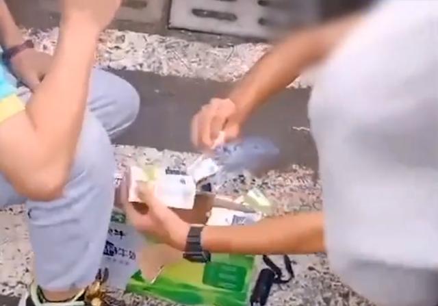 带牛奶入校被保安拦下，四川俩学生蹲校门口喝掉半箱，网友：学校开了小卖部吧？