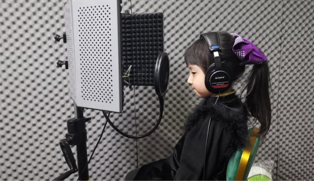 四、五岁的孩子可以轻松站上舞台，能说会道，能演会唱