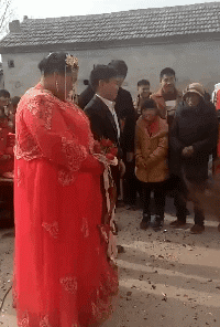 搞笑雷人的动态图GIF：各位老铁给我点勇气，好入洞房